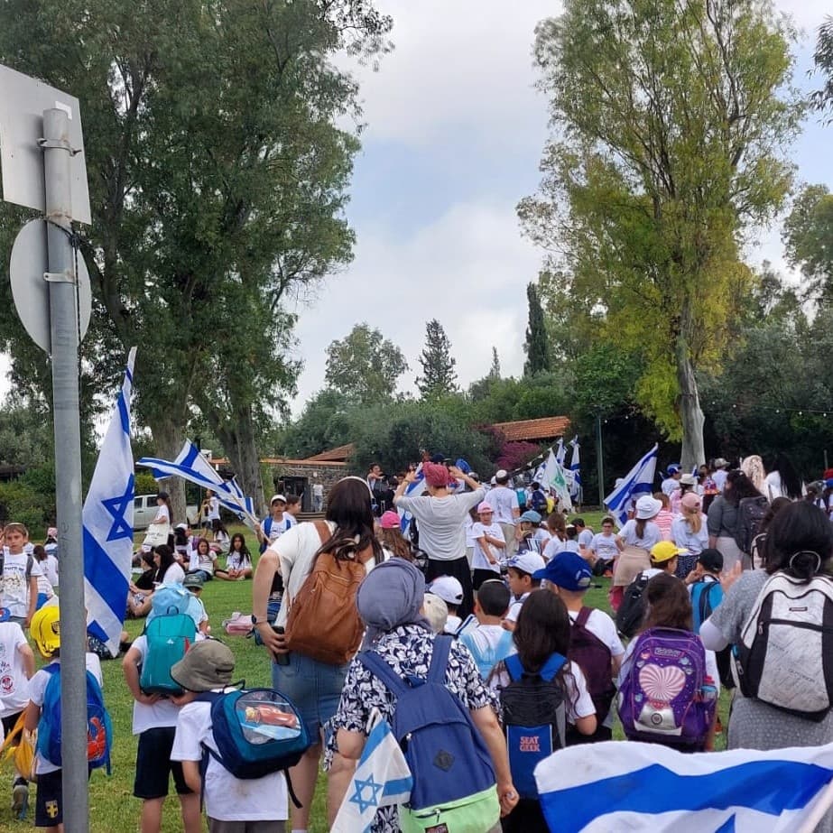 למעלה מ-800 תלמידי קצרין השתתפו בצעדת הדגלים לציון יום ירושלים