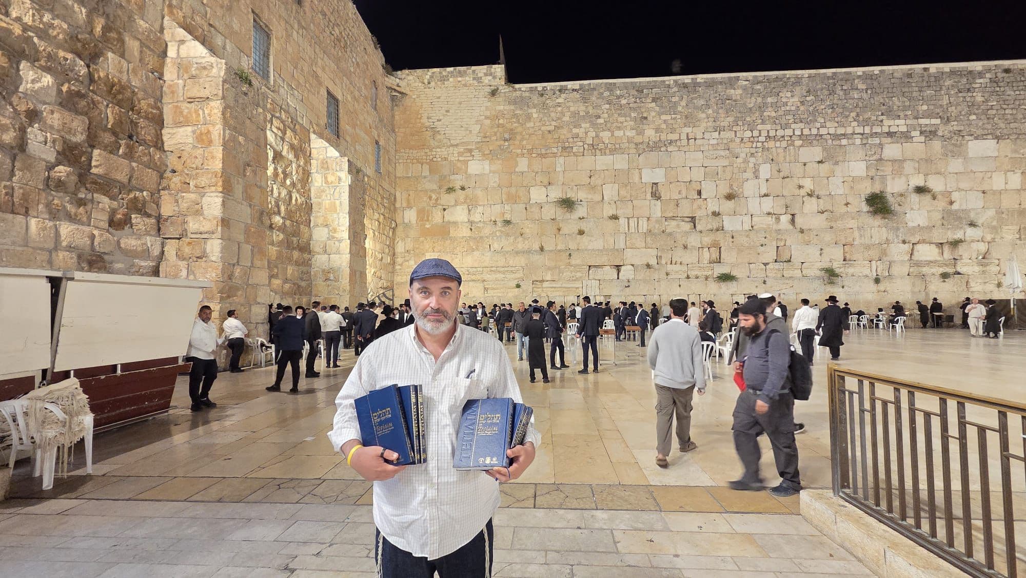 בערב חג השבועות: ספר התהילים שתורגם לאוקראינית בידי השלוחים הוכנס לציון דוד המלך ולכותל