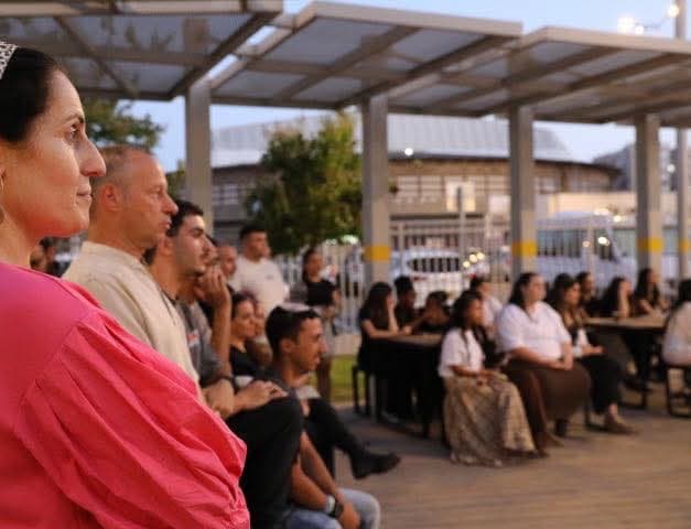 היצירה והמסע האישי בחולון: הצצה לתערוכת העיצוב המרהיבה של תלמידי קציר - הראל ויבנה