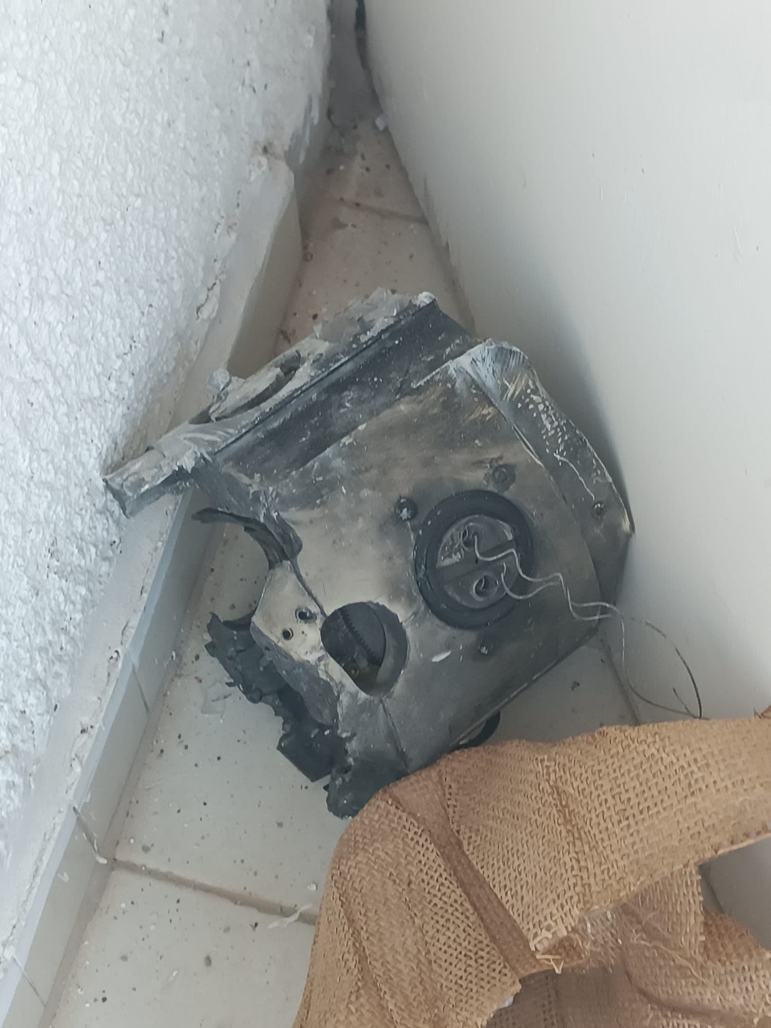 הירי מאיראן: נזק לבית בקריית חיים מפגיעת רסיס יירוט | צפו בתיעוד