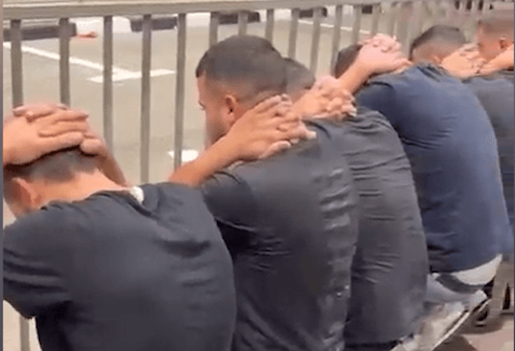 7 שב"חים הוסתרו בתא המטען: נהג נעצר במעבר עופר בחשד להברחתם | צפו