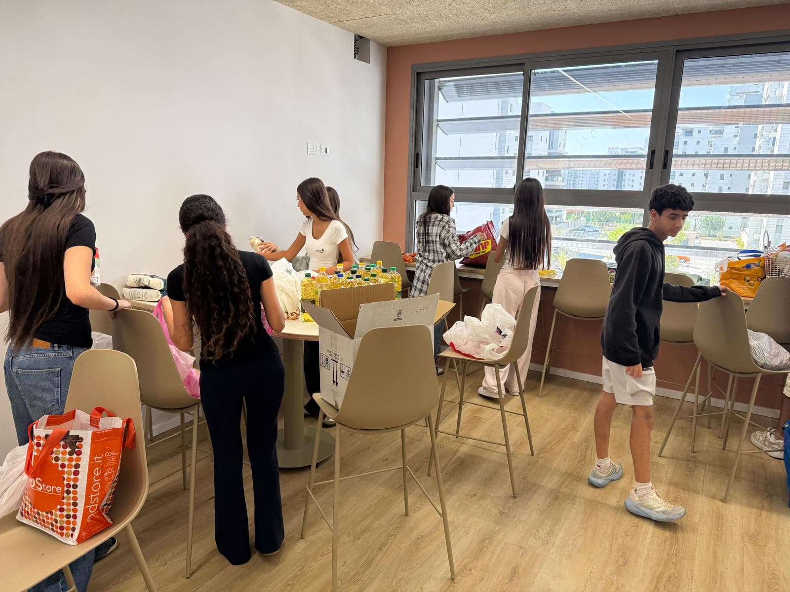 ראש השנה שמתחיל בנתינה: תלמידי שחקים התגייסו למען משפחות ביבנה