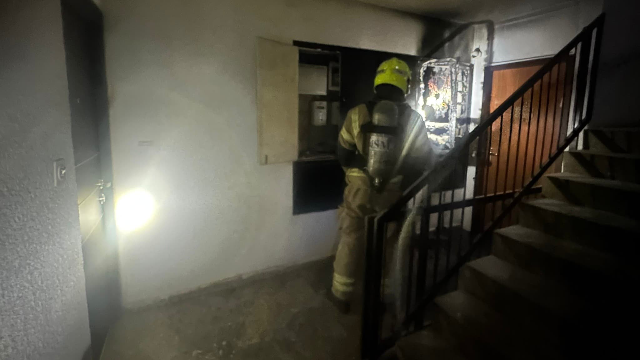 שרפה בחדר המדרגות בטירת כרמל: שני דיירים נפגעו באורח קל