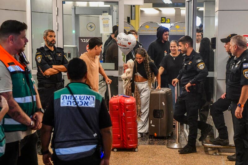 "חשבתי שאנחנו מתרסקים": הילדים והנערים שחזרו מהטיסה מספרים על רגעי האימה