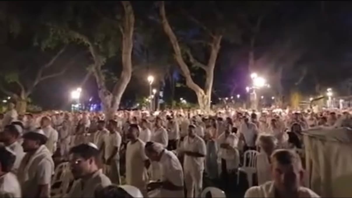 שלוש שנים אחרי העימותים: יותר מ־2,000 השתתפו בתפילת יום הכיפורים בגן מאיר | צפו