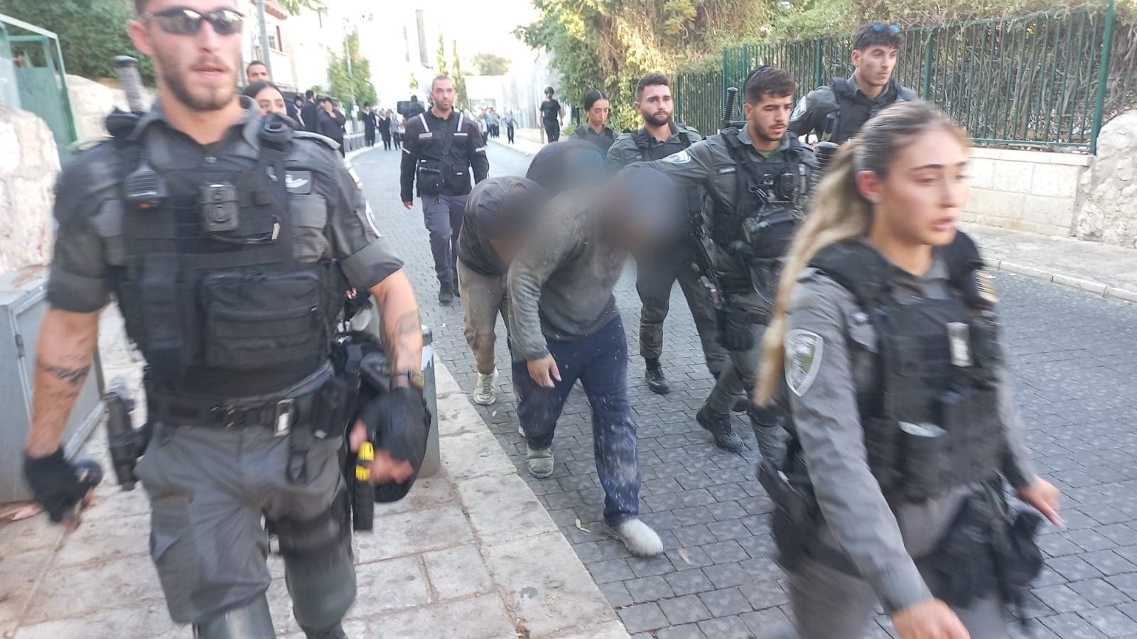פעילות אכיפה במאה שערים: 7 שוהים בלתי חוקיים נעצרו ועשרות דוחות חולקו
