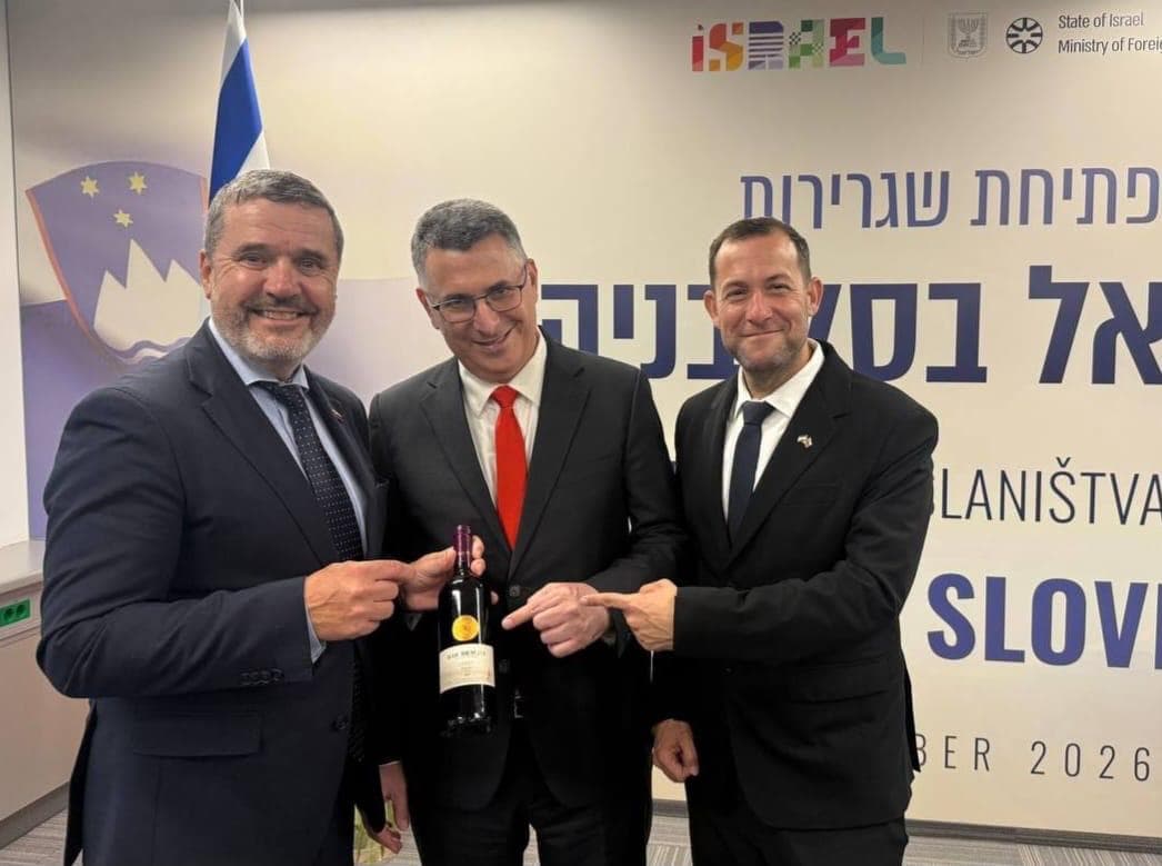 יום אחרי הסנקציות: יין מהשומרון הוענק לשר החוץ הסלובני בטקס מדיני