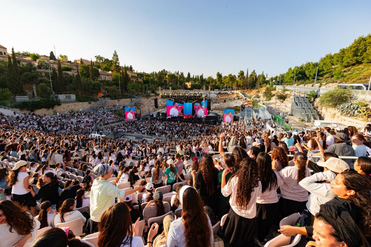 אלפי תלמידות חמ"ד חגגו בבריכת הסולטן את פתיחת שנת הלימודים במיזם "הרמב"ם היומי"
