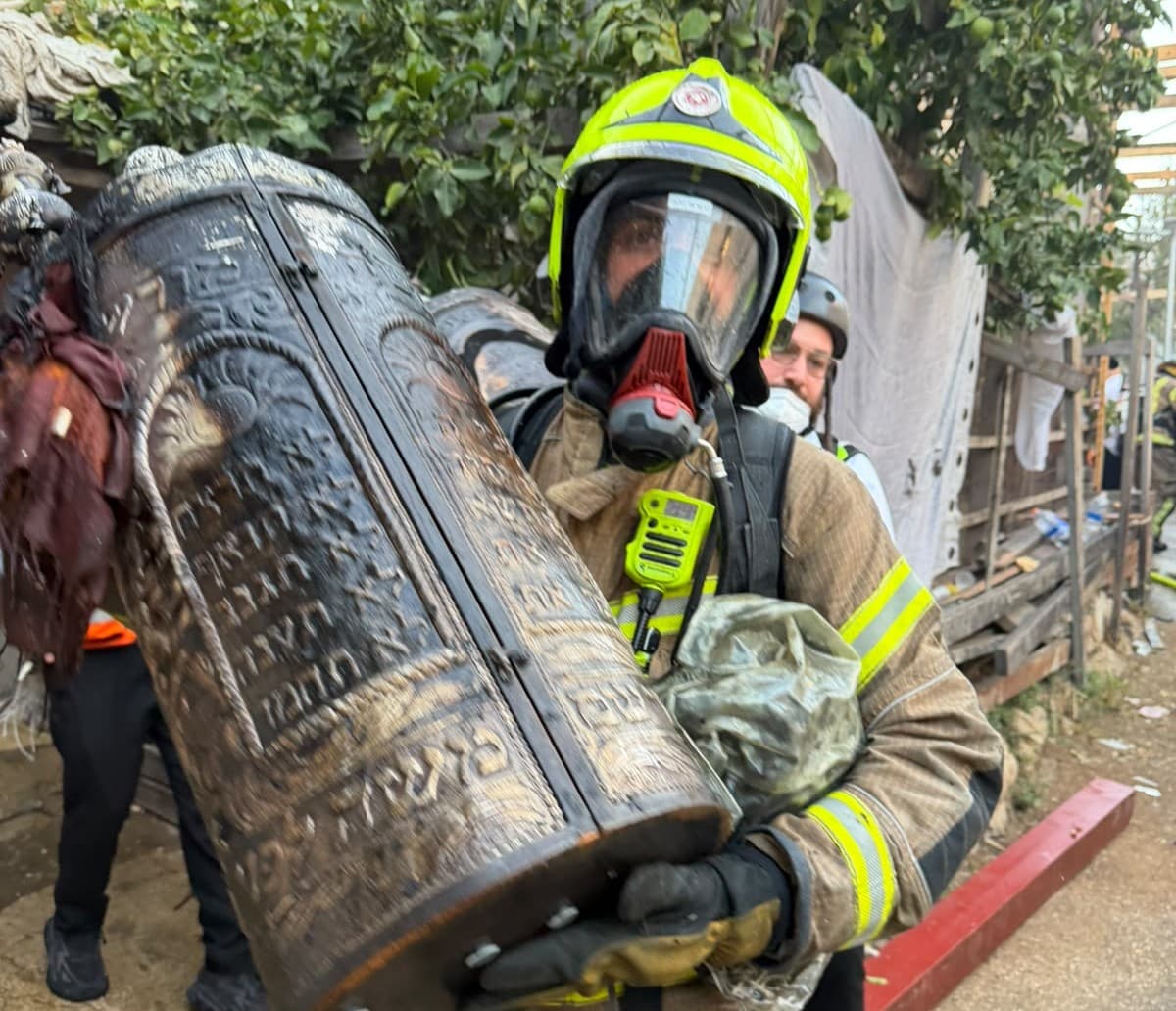 10 ספרי תורה נשרפו בשריפה ברחוב שערי פינה בירושלים | צפו