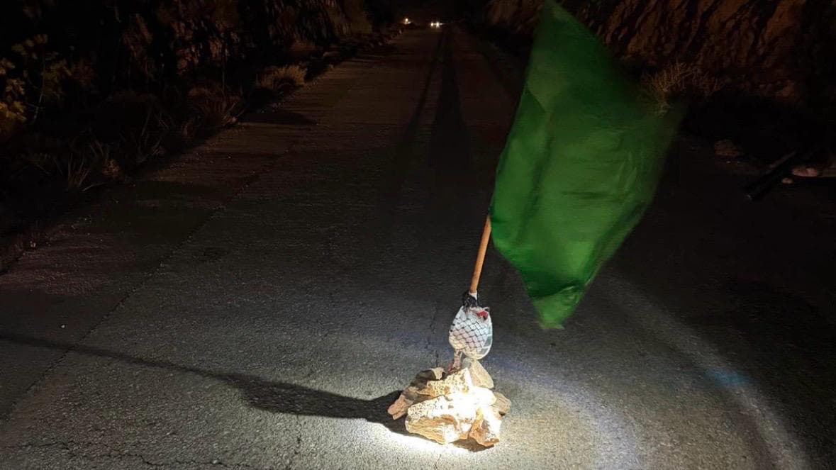 הכתובת על הקיר | דגל חמאס ומטען דמה אותרו סמוך להר בעל חצור