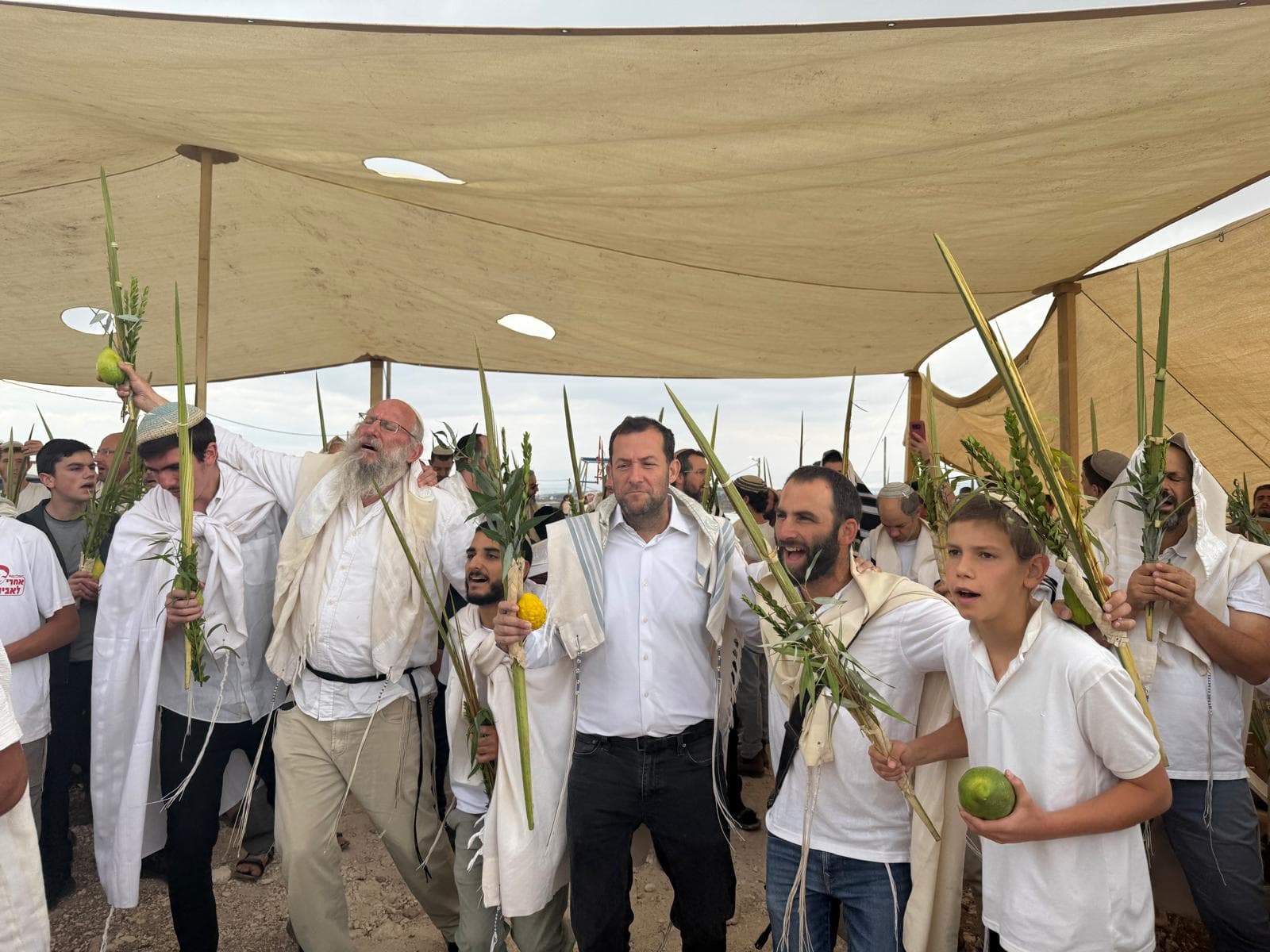 אלפים בצפון השומרון: תפילת הלל המונית ביישוב החדש נועה - לקראת הצעדה מגנים לכדים