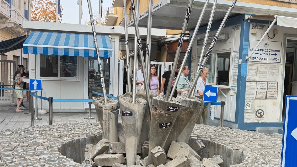 עוברים ושבים ליד עמדת המשטרה במעבר רחוב לדרה בניקוסיה