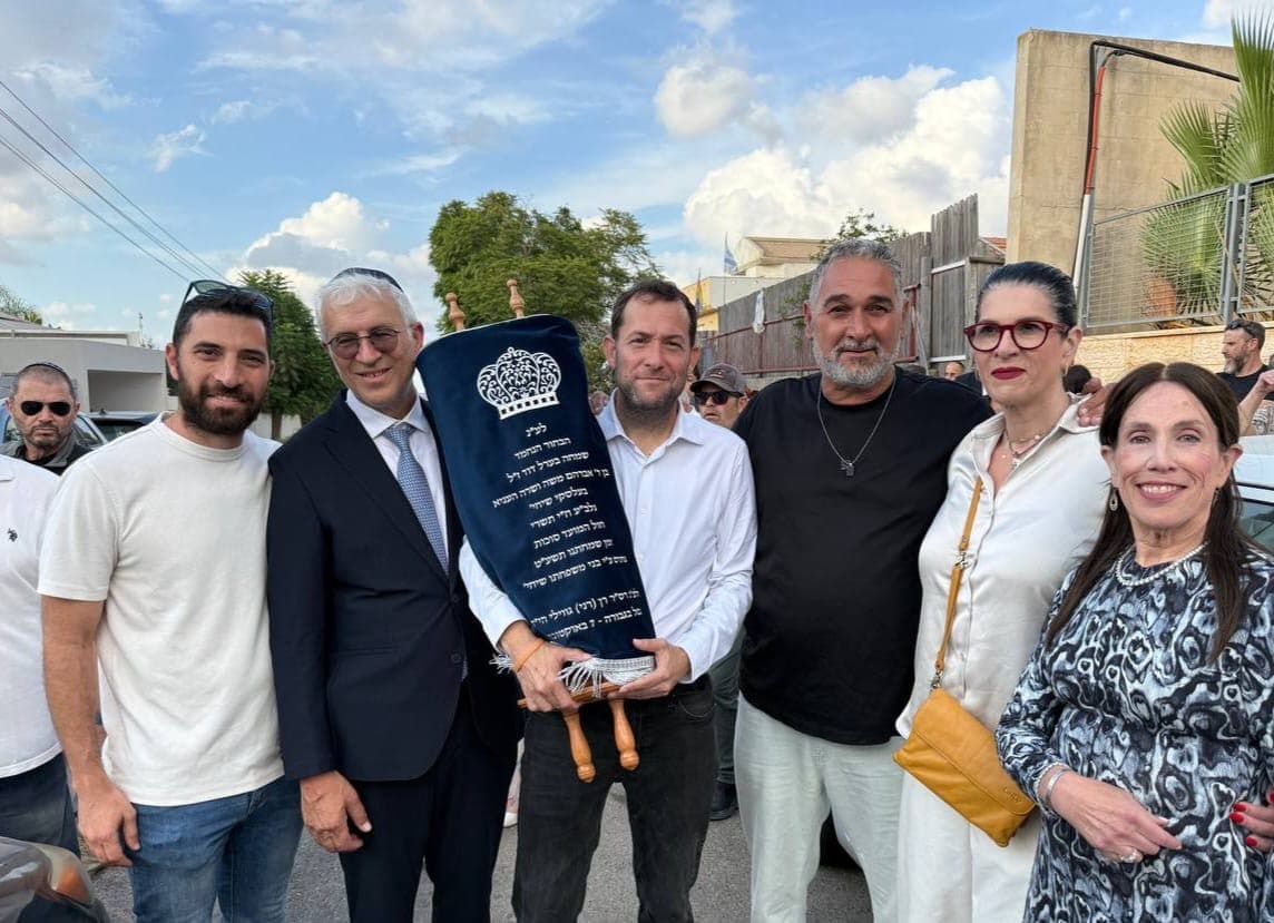 ספר תורה הוכנס בשומרון לזכר רן גווילי הי״ד | אמו: “מרגישה כאילו אני מחתנת את הבן שלי״