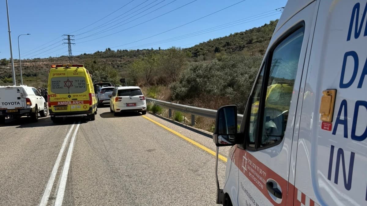 הפיגוע בבנימין: הפצוע פונה במצב אנוש, מצוד אחר המחבל וסייען שהסיעו ברכב