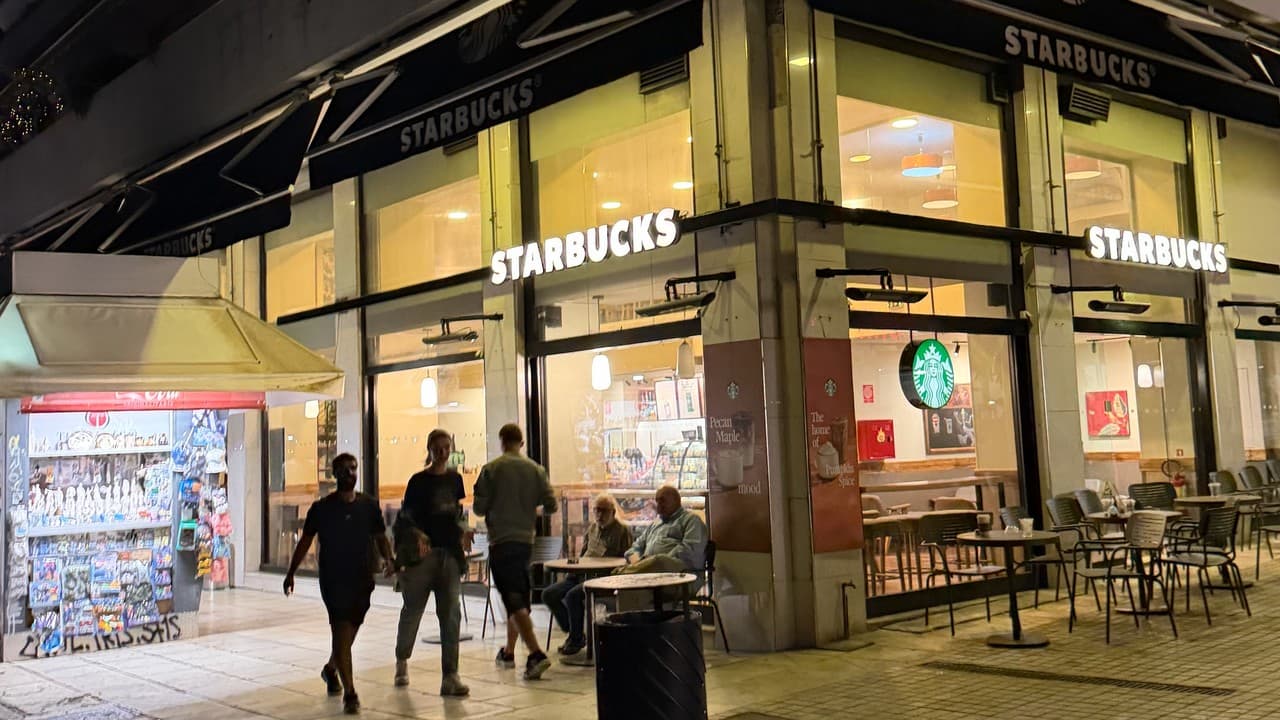 סטארבקס סוגרת כ־250 בתי קפה בצפון אמריקה