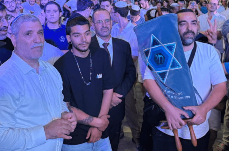 מרגש: יוסף חיים אוחנה ששוחרר מהשבי רקד בהקפות השניות בקריית מלאכי