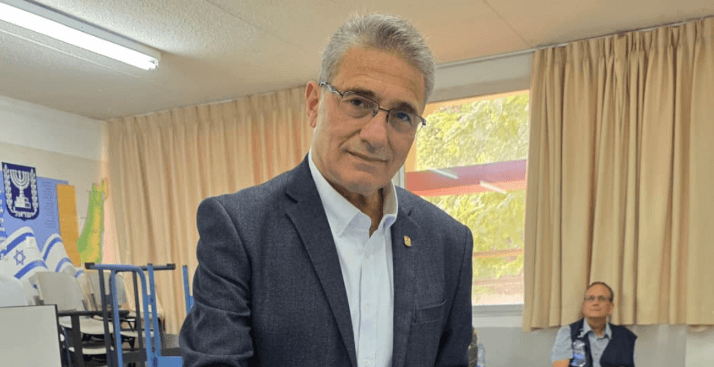 ראש עיריית כרמיאל משה קונינסקי הצביע הבוקר וביקש: "צאו להשפיע"