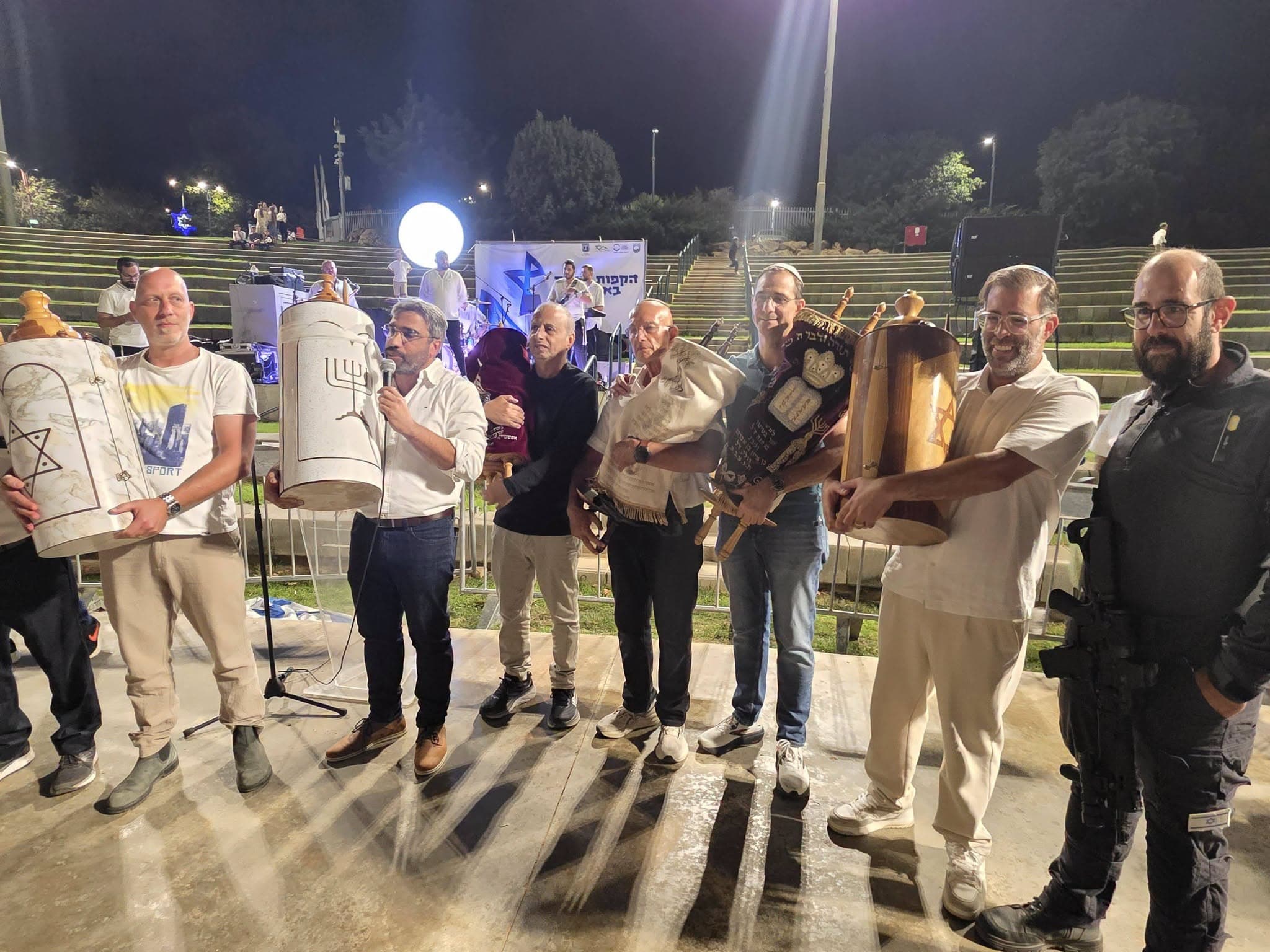 שמחה לצד זיכרון: מאות השתתפו בהקפות שמחת תורה באריאל