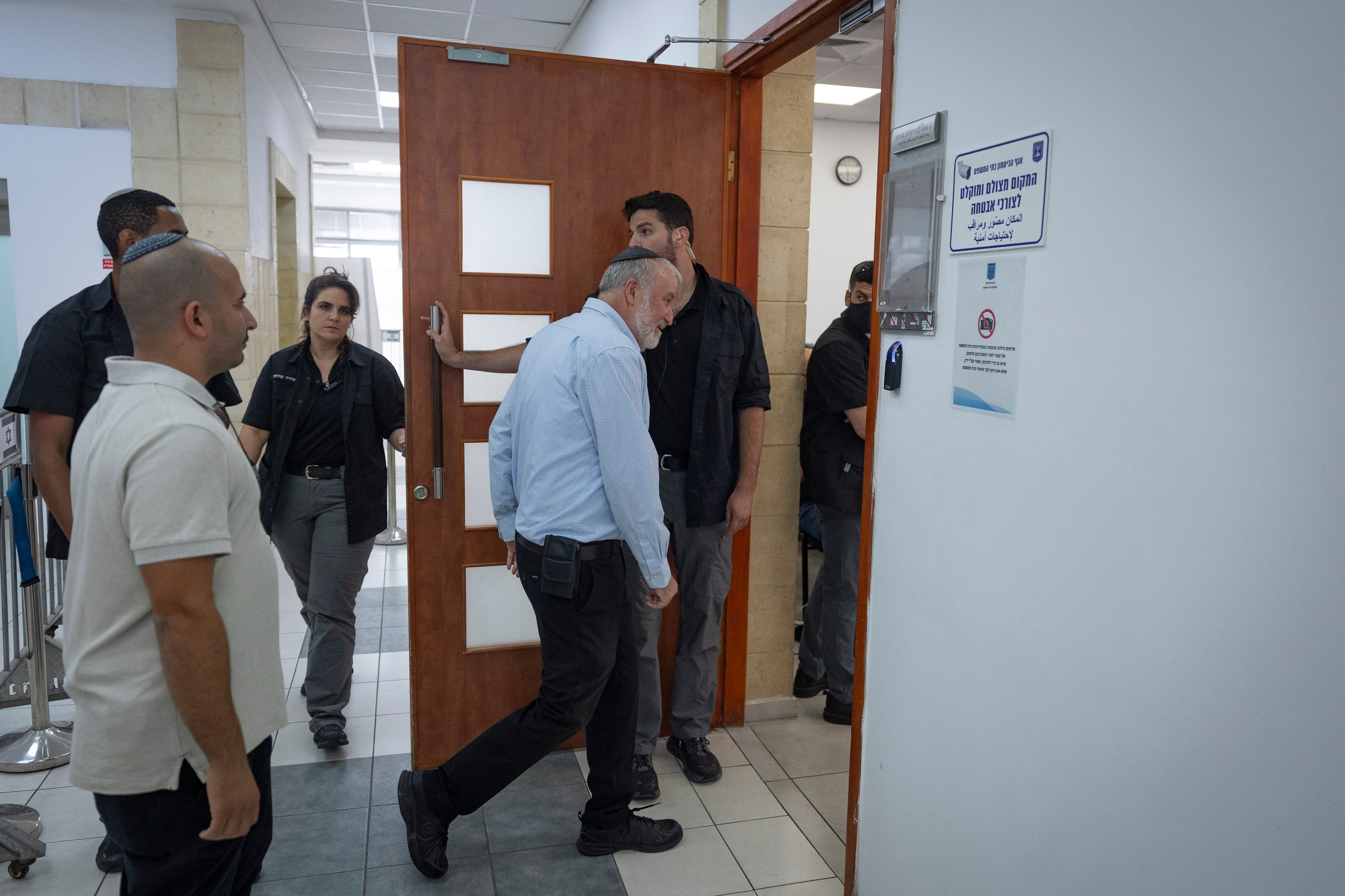 מנדלבליט מודה: "נעשו האזנות סתר לא חוקיות בתיקי נתניהו"