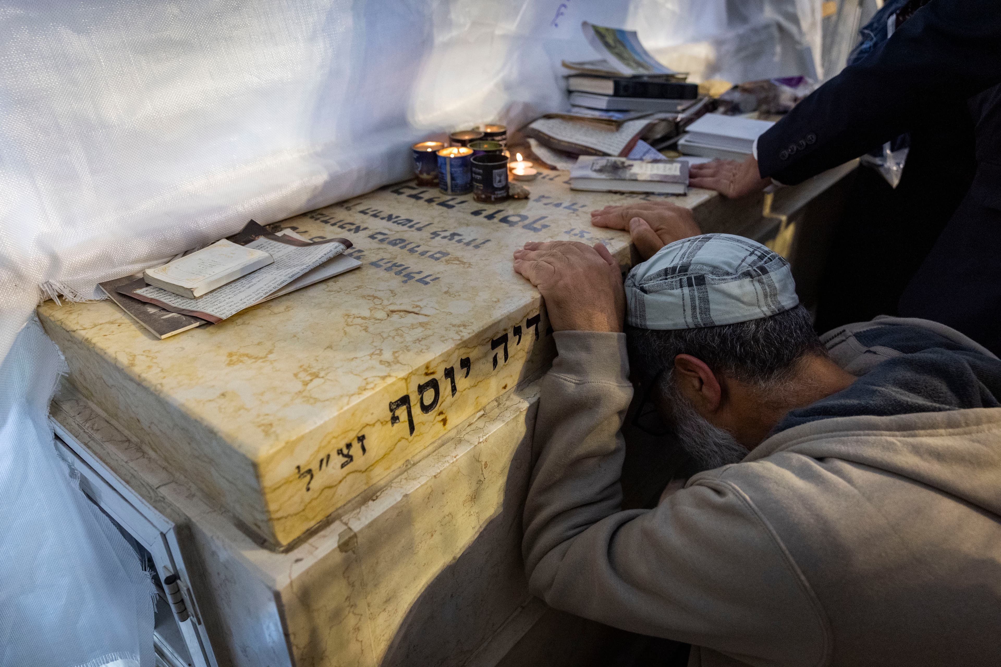 ערבים הציתו את קבר אלעזר הכהן בשומרון | יוסי דגן: "מתנהגים כמו דאעש"