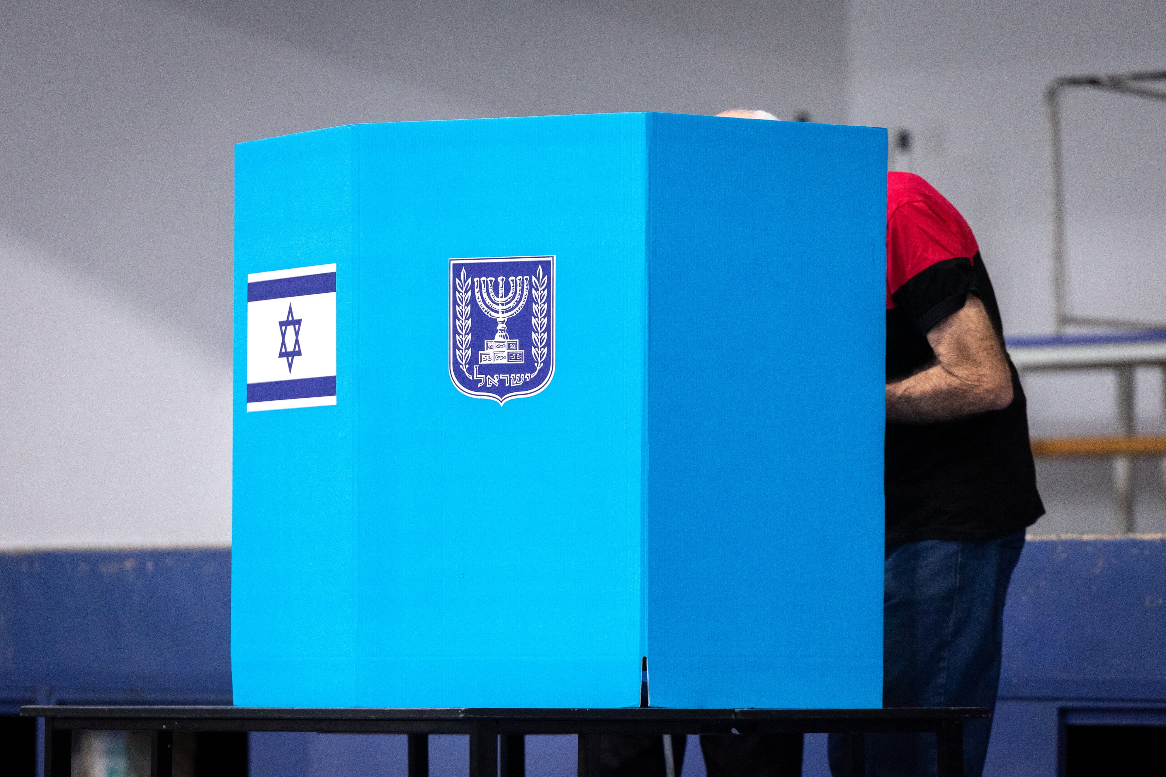 ועדת הבחירות המרכזית מבהירה: "המידע המופץ ברשת על מעקב אחר מצביעים אינו נכון"