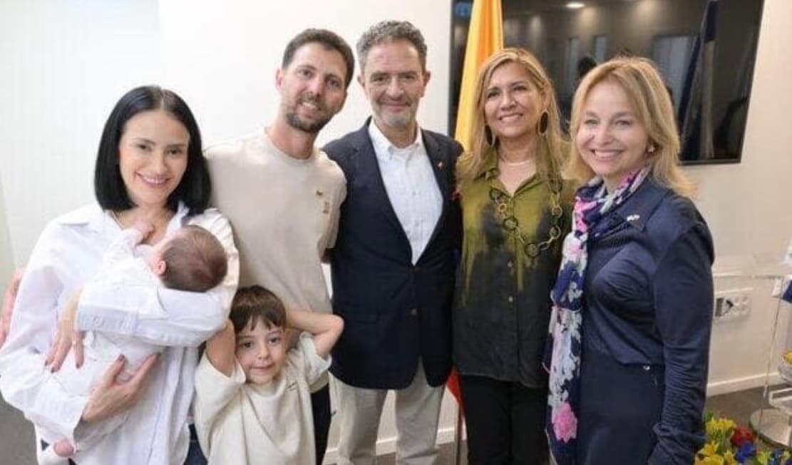 מרגש ומעורר השראה: אלקנה בוחבוט ומשפחתו השתתפו באירוע הנצחה בינלאומי לקורבנות 7 באוקטובר