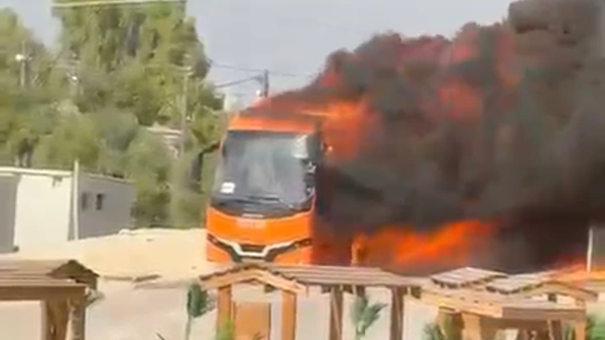 אירוע חריג בבסיס משמר הנגב: תחמושת התלקחה ואוטובוס עלה באש – אין נפגעים | צפו