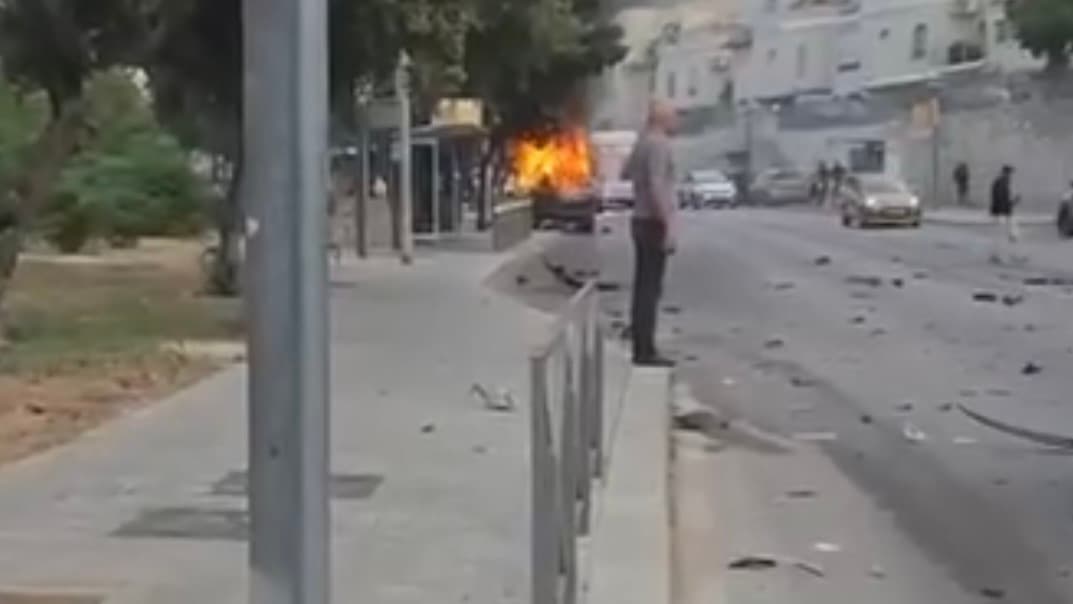 פיצוץ הרכב בירושלים | בן 50 נפצע קשה, נער בן 13 נפצע באורח בינוני - צפו