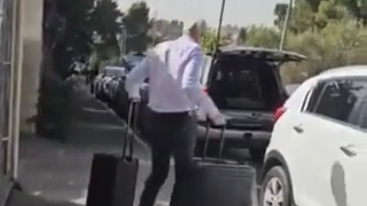 שלום ולא להתראות - הדיפלומטים הבריטים עוזבים את הקונסוליה בירושלים | צפו
