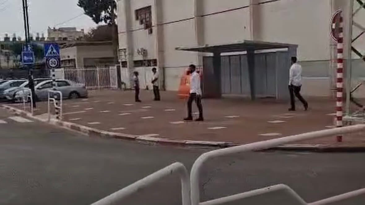 ״הם מרימים את הראש״: נשים ערביות צעקו לעבר חרדים בעכו ״יאללה ברא יא ציוני גזען״ | צפו