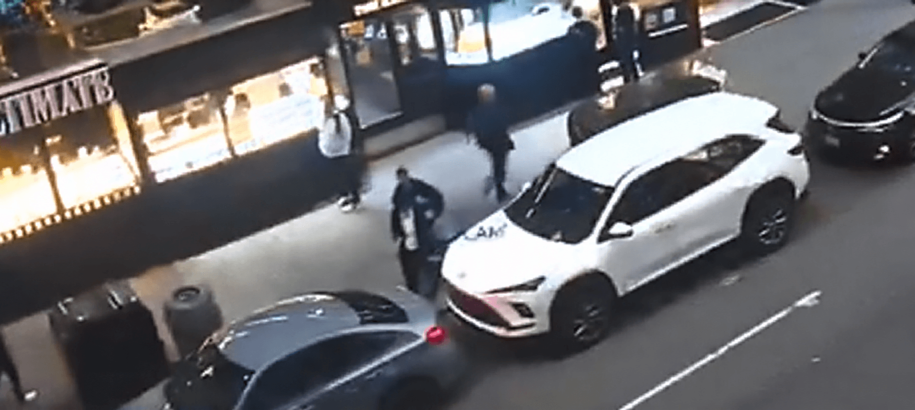 חשד לפיגוע במנהטן: חסיד חב"ד נדקר בגבו - התוקפת נמלטה | צפו