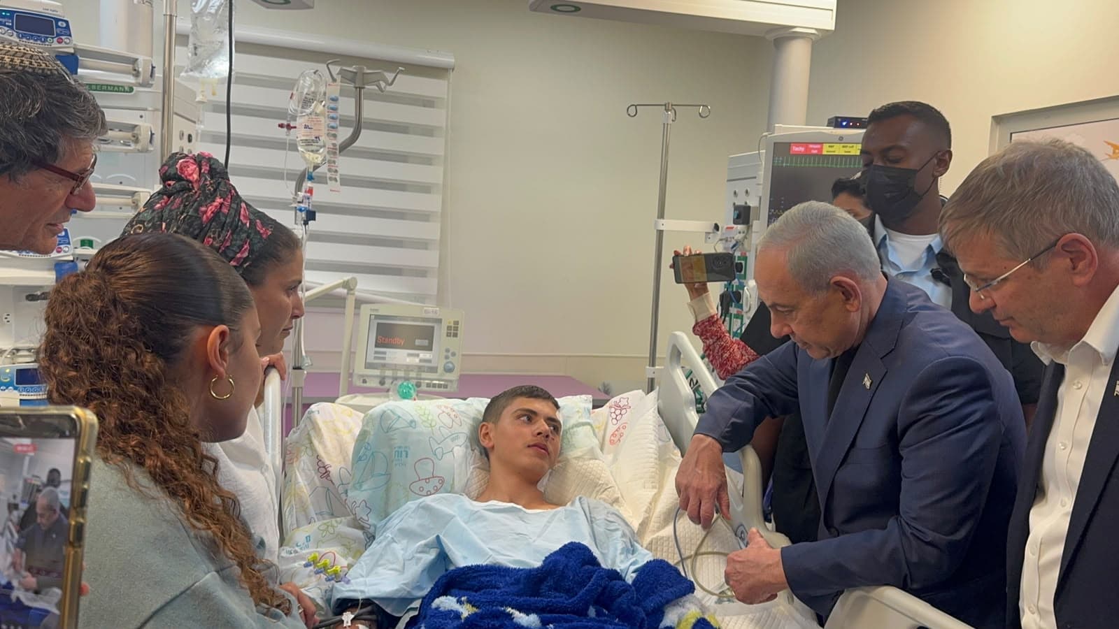 נתניהו ביקר את הפצועים ברמב״ם - תלמיד שנפצע: ״ראיתי שחבר פצוע, ניסיתי לעזור לו״ | צפו