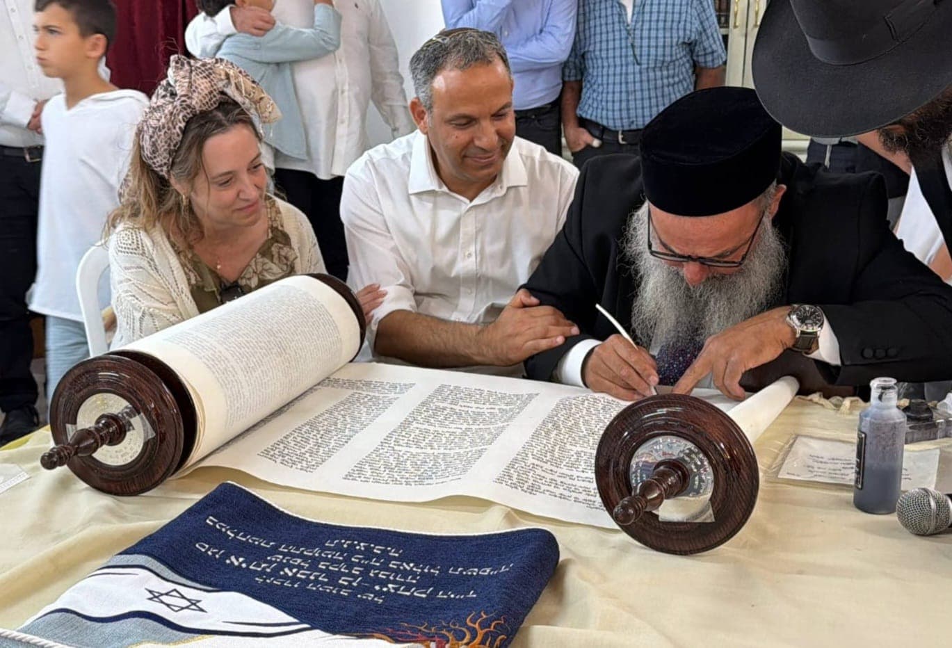 “בחרנו שוב בחיים”: ספר תורה הוכנס לישוב רחבעם לזכר סגן איתן בן יצחק הי״ד שנפל ברפיח