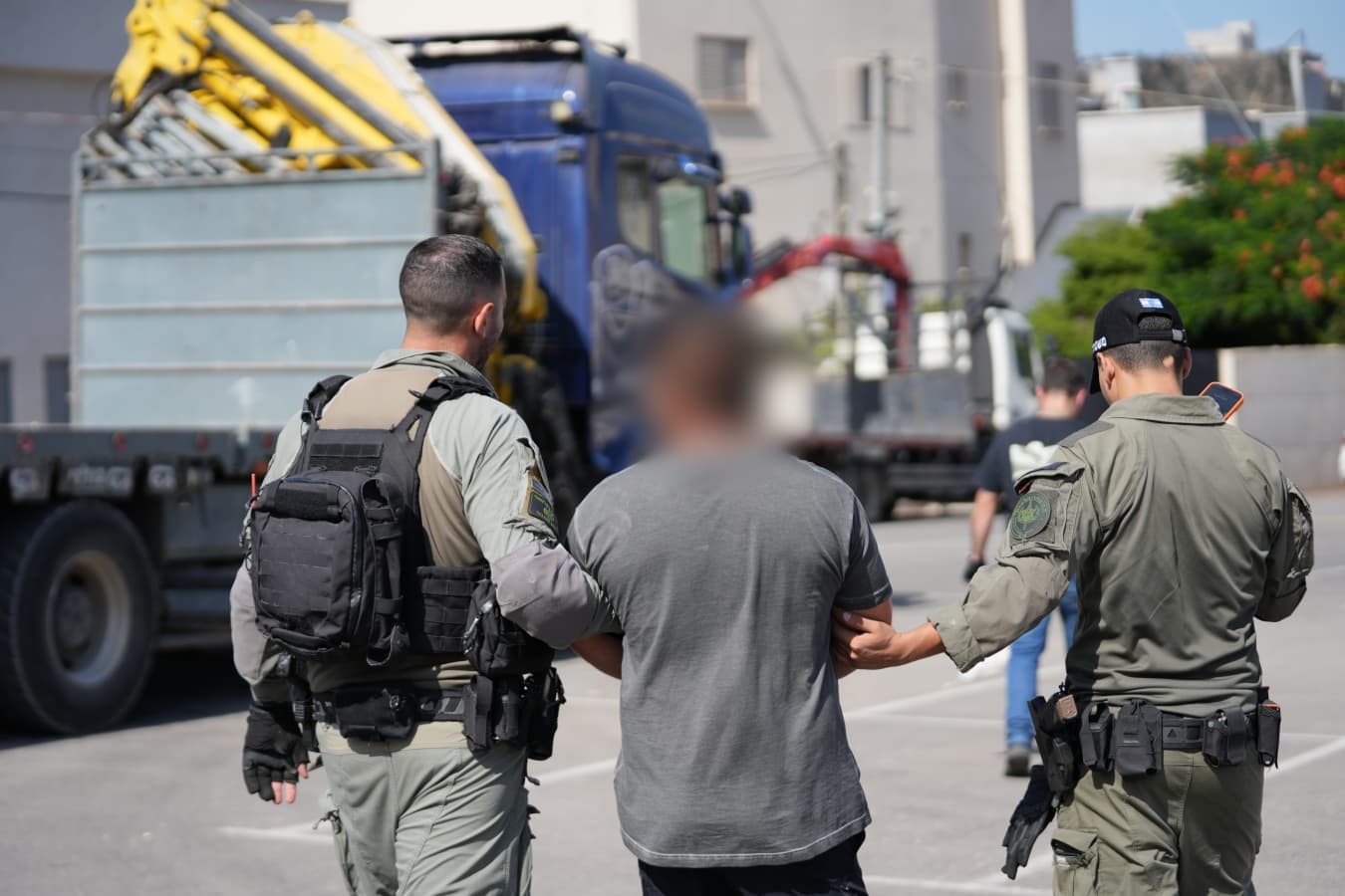 אקדחים, מטען חבלה ועשרות מצלמות לא חוקיות: שישה חשודים נעצרו בפשיטה בגליל | צפו
