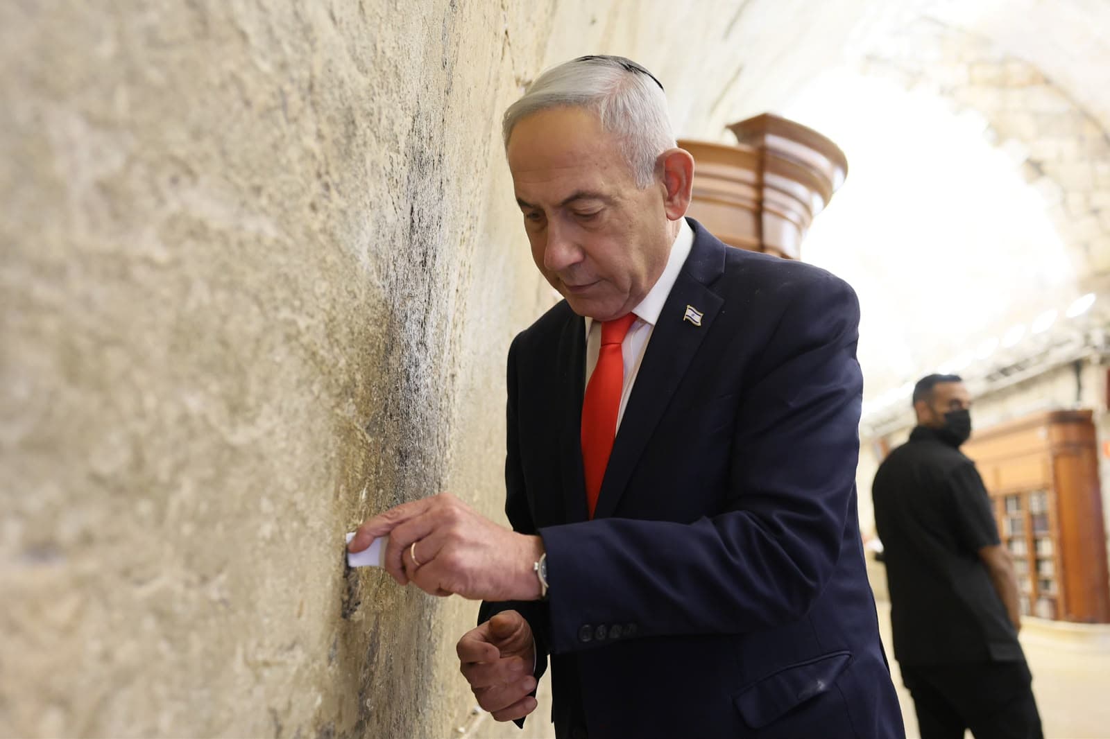 רגע לפני פתיחת הקלפיות: נתניהו הגיע הערב לכותל המערבי