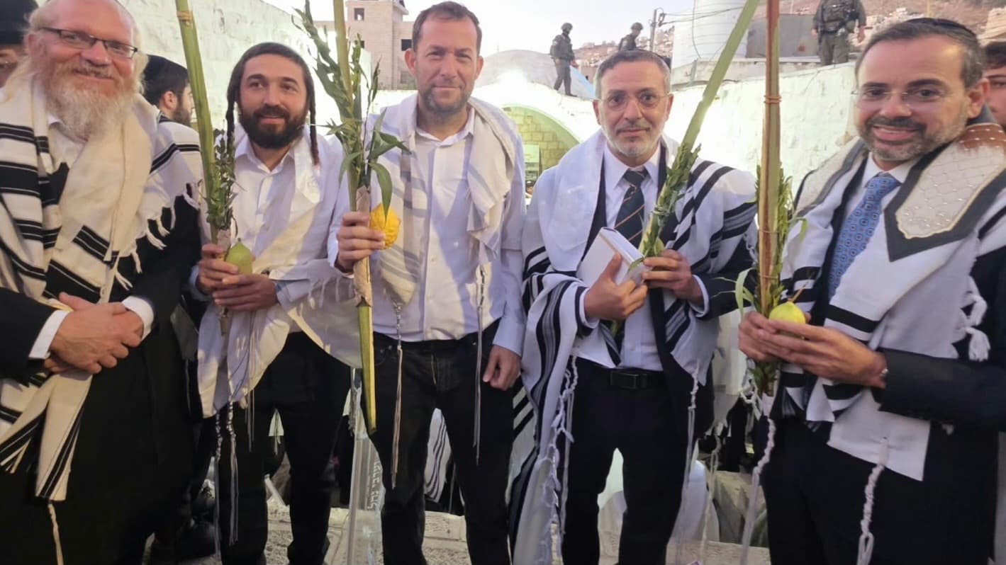 לראשונה זה עשרות שנים: אלפים בתפילת שחרית עם ארבעת המינים בקבר יוסף