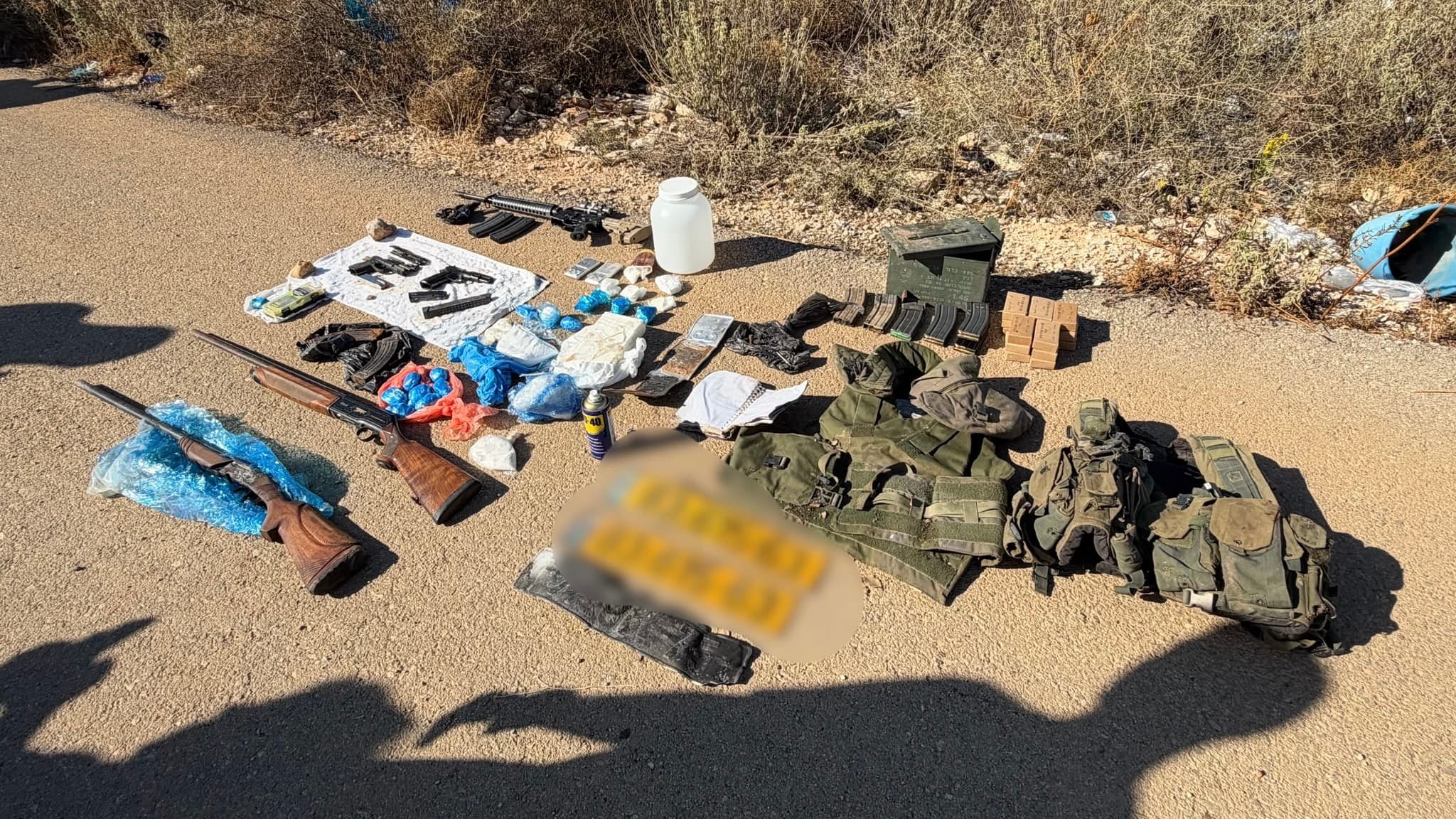 מכה קשה לארגון הפשע אבו לטיף: מחסן נשק ענק נחשף בצפון – 12 כלי נשק, מטענים וקוקאין במיליונים | צפו