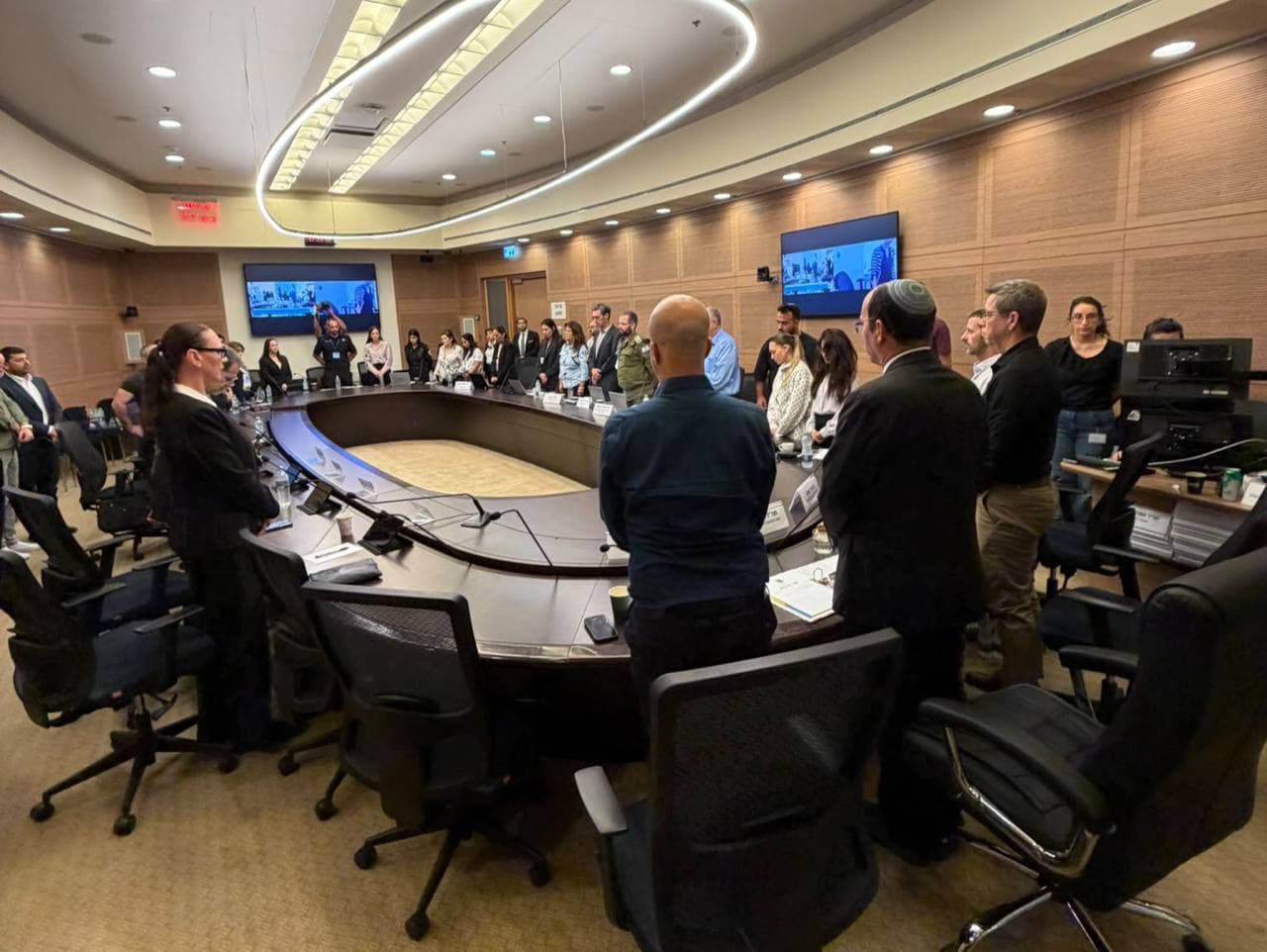 דקת דומייה בכנסת לפני הדיון על העמדת מחבלי טבח 7 באוקטובר לדין