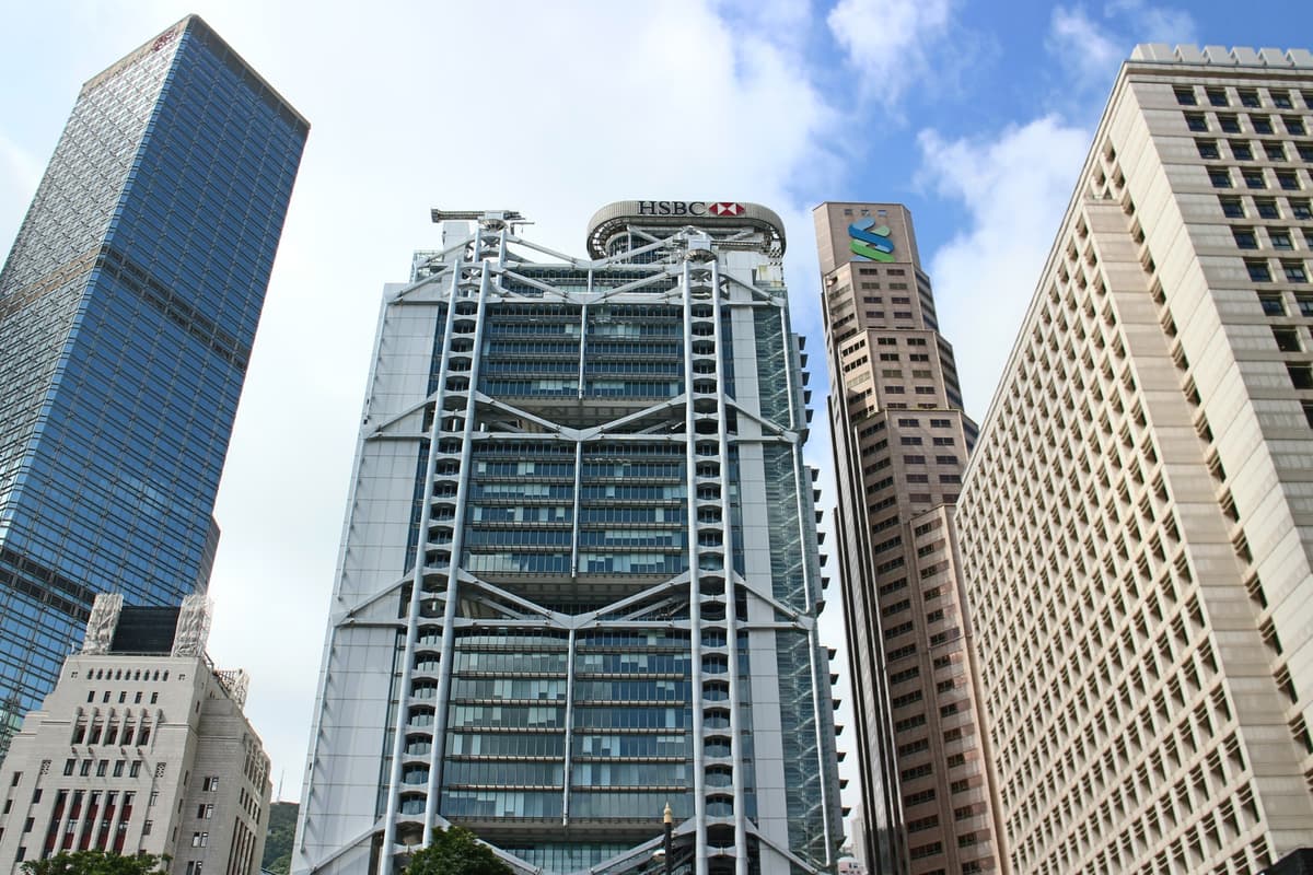 מגדל המטה של בנק HSBC בהונג קונג, עם השלט של הבנק בראשו, בין גורדי שחקים