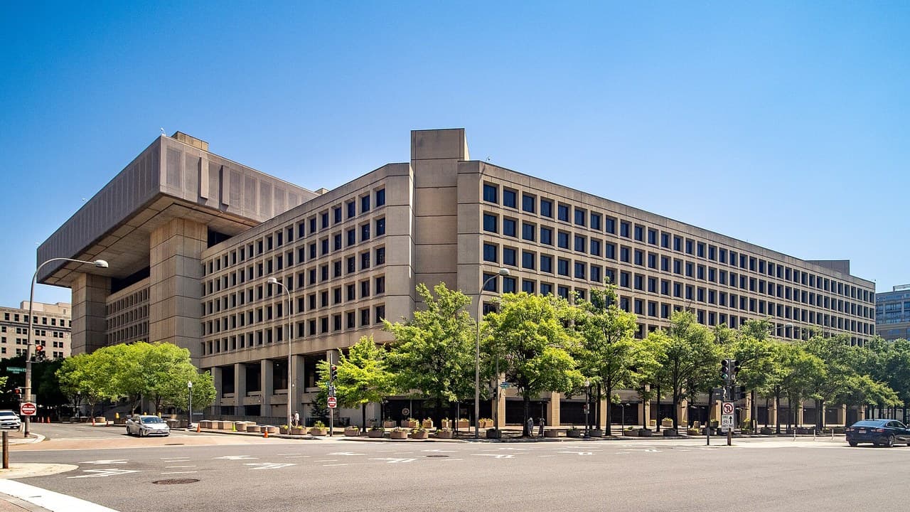 חשוד בפריצה הגדולה ל-FBI נעצר בירדן, ולפי הדיווחים הוא מסייע לאתר את חבריו לקבוצה