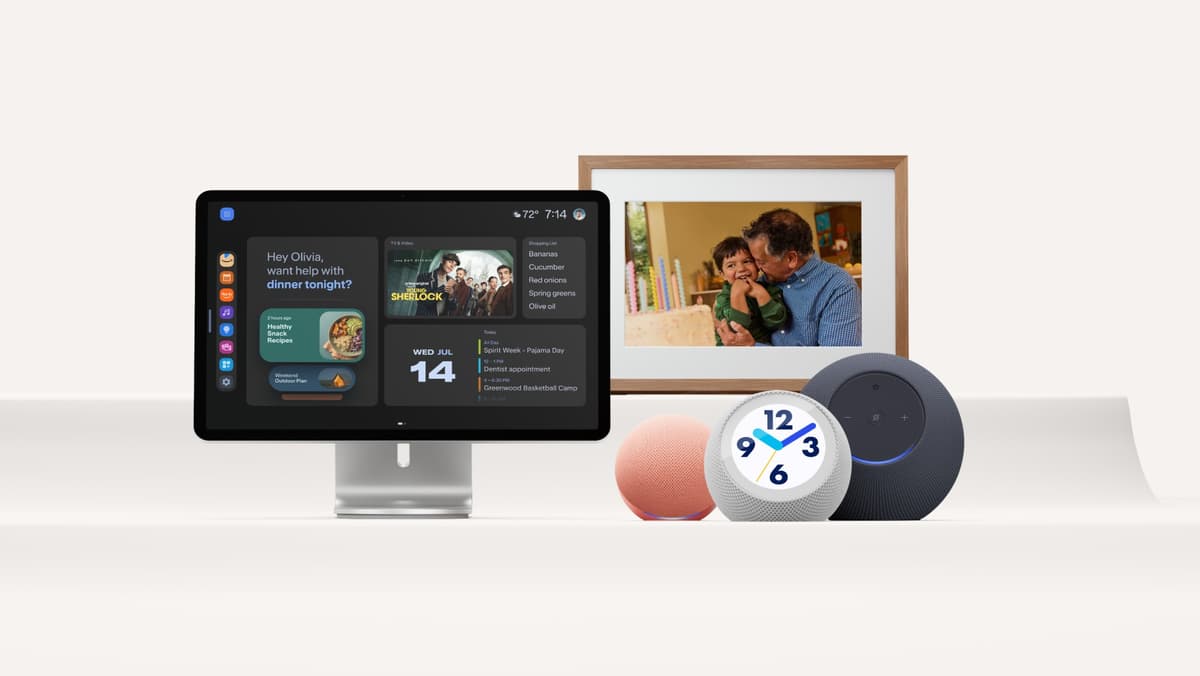מסך Echo Show 16 על מעמד, מסגרת תמונות דיגיטלית, שעון Echo Time ורמקולים עגולים של אמזון על רקע לבן