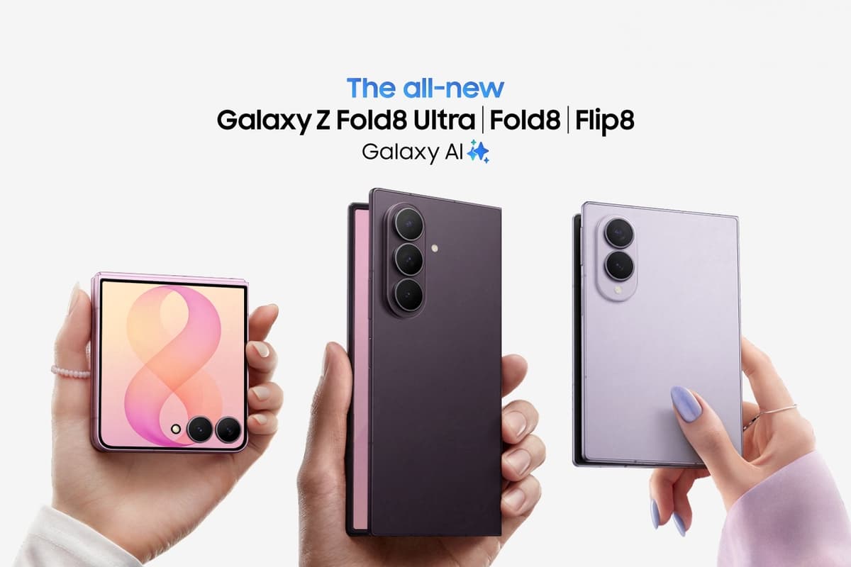 שלושה טלפונים מתקפלים של סמסונג, Galaxy Z Flip8, Z Fold8 Ultra ו-Z Fold8, מוחזקים בידיים על רקע לבן