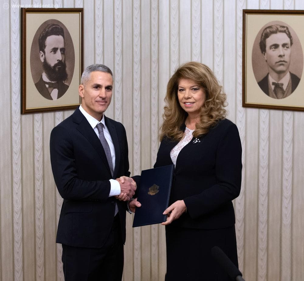 איליאנה יוטובה ואנדריי גיורוב בטקס הענקת המנדט בארמון הנשיאות בסופיה, התמונה המלאה