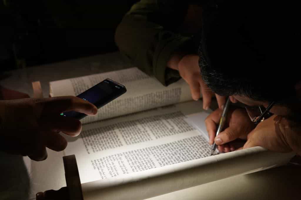 אות של זיכרון: משפחות שכולות מחולון השתתפו בכתיבת ספר תורה לאומי