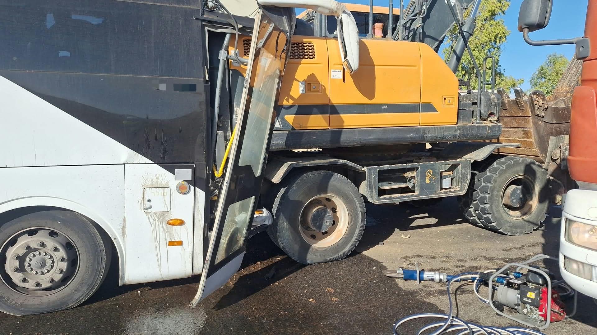 תאונת הדרכים הקשה בנגב: נקבע מותו של נהג האוטובוס | צוותים פועלים במקום לחלץ לכודים