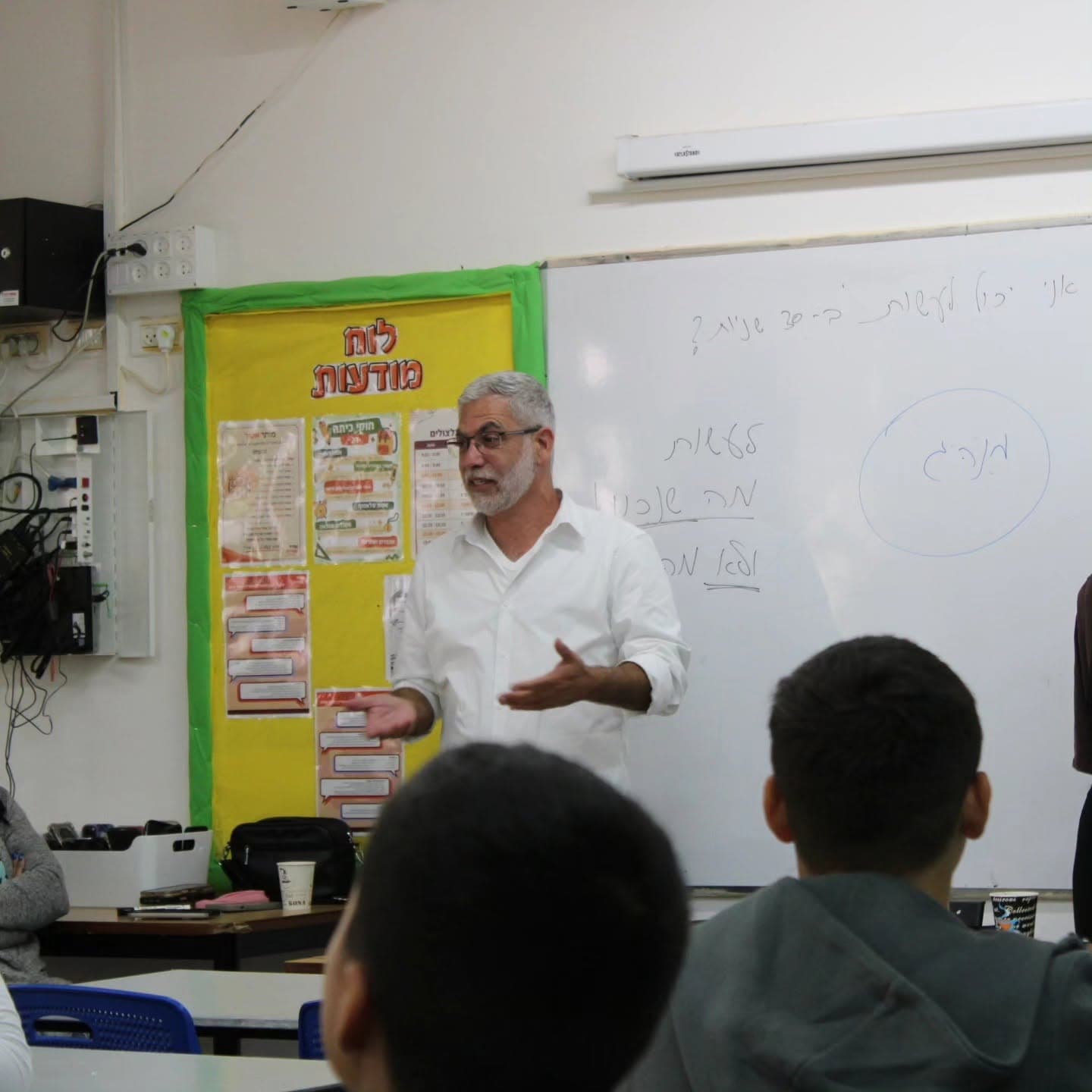 מנכ"ל רשת עתיד ביקר בבית הספר ארנון באריאל: "מלא אמון וביטחון בצוות"