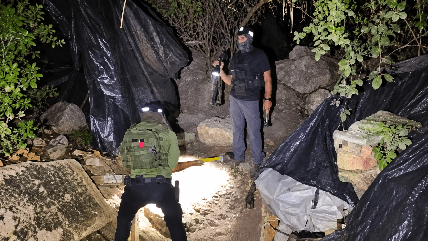 הסתתרו במחצבות ליד זנוח - חמישה שוהים בלתי חוקיים נעצרו | צפו