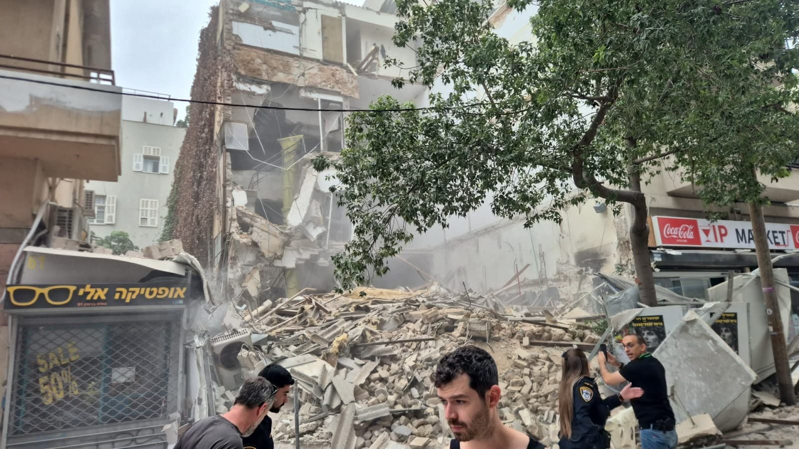 חלק ממבנה קרס בדרום תל אביב | סריקות במקום