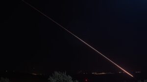 צה"ל: חיל האוויר יירט רקטה ששוגרה על ידי מחבלי חיזבאללה לעבר כוחותינו בדרום לבנון