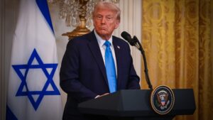 טראמפ: ״שוקל תקיפות נוספות כנגד תחנות כוח וגשרים באיראן״